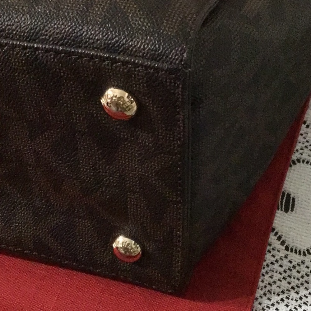 Beautiful like new condition Michael Kors Satchel - Picture 7 of 12